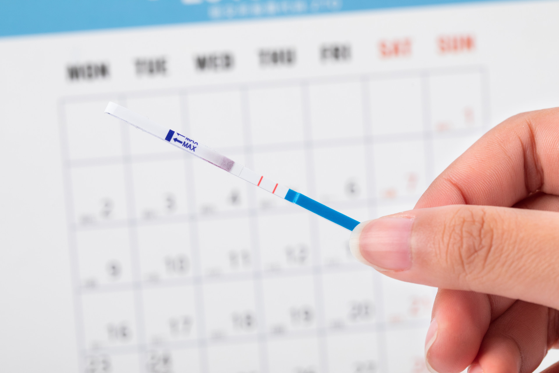 1)尿液检查——最常见的早早孕检测方法可以通过早早孕试纸在家中检测